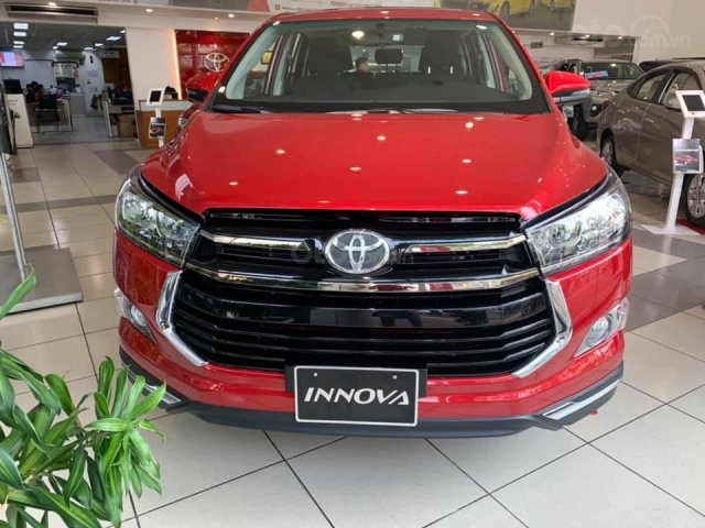 1 xe Innova Venturer màu đỏ - Tự động giao ngay tại Toyota Hùng Vương- KM 60 triệu