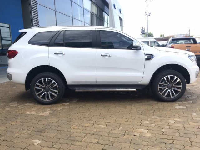 Bán xe Ford Everest 2.0L Titanium 4x2 sản xuất năm 2019, màu trắng, nhập khẩu nguyên chiếc0