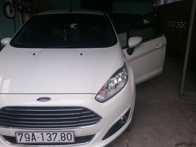 Cần bán gấp Ford Fiesta AT sản xuất 2017, màu trắng số tự động0