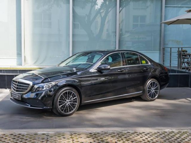 Bán xe Mercedes C200 đời 2018, màu đen