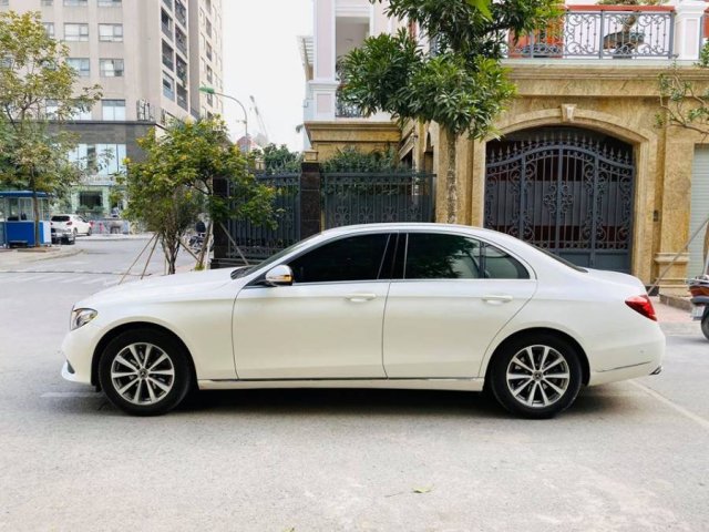 Cần bán xe Mercedes E200 năm 2018, màu trắng đẹp như mới