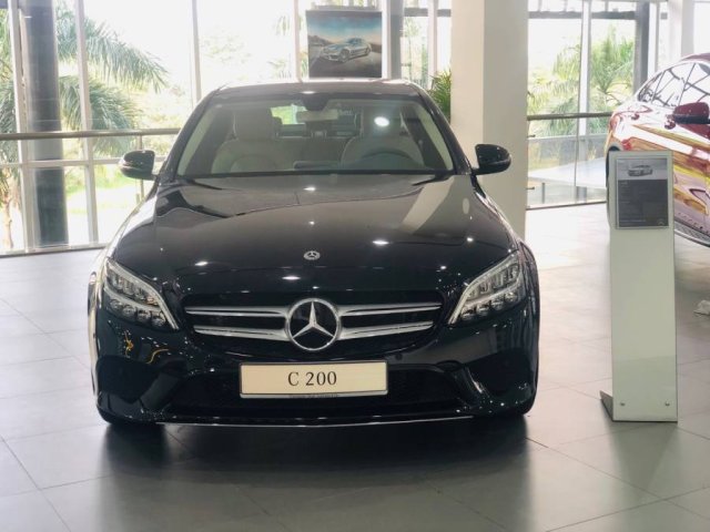 Cần bán Mercedes C200 đời 2018, màu đen0