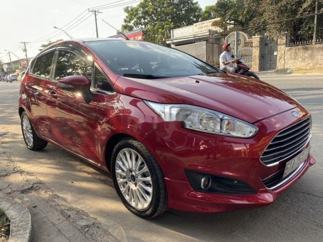 Cần bán Ford Fiesta năm sản xuất 2014, màu đỏ, giá cạnh tranh0