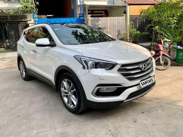 Cần bán gấp Hyundai Santa Fe năm sản xuất 2018, màu trắng