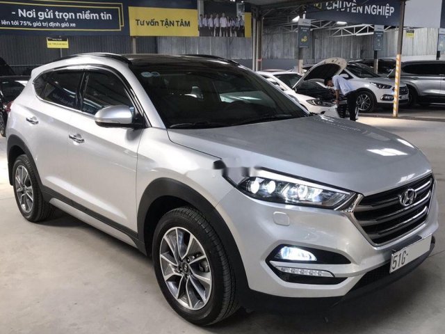 Cần bán lại xe Hyundai Tucson 2.0AT sản xuất năm 2017, màu bạc  