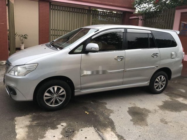 Cần bán Toyota Innova E đời 2015, màu bạc0