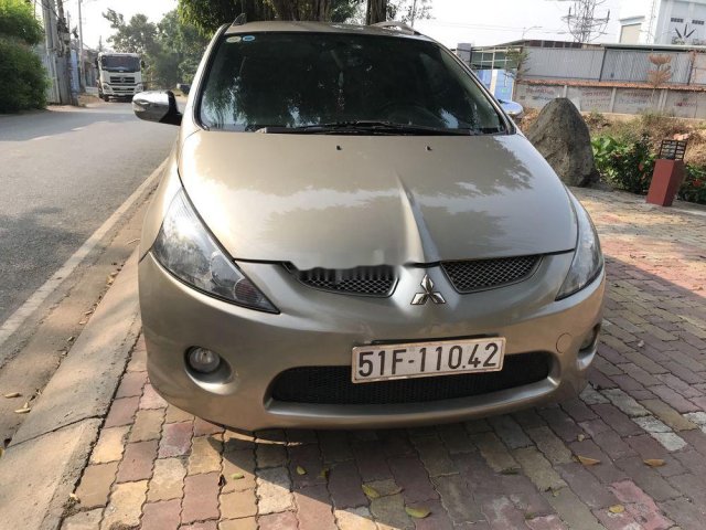 Cần bán Mitsubishi Grandis năm 2006, màu vàng cát0