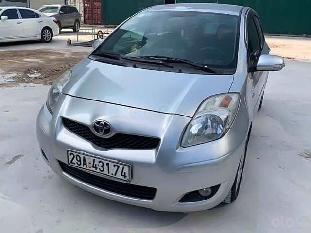 Cần bán xe Toyota Yaris 2011, màu bạc, nhập khẩu chính chủ, giá tốt0