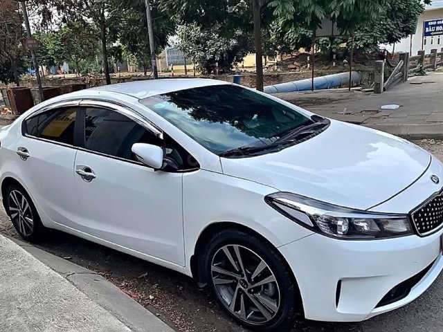 Cần bán xe Kia Cerato năm sản xuất 2018, màu trắng0