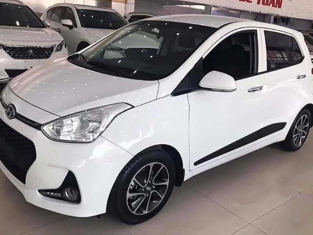 Cần bán lại xe Hyundai Grand i10 đời 2018, màu trắng số tự động0