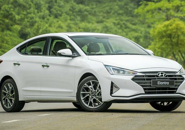 Siêu khuyến mãi chiếc xe Hyundai Elantra 1.6 MT, sản xuất 2019, màu đỏ, giá cạnh tranh, giao nhanh