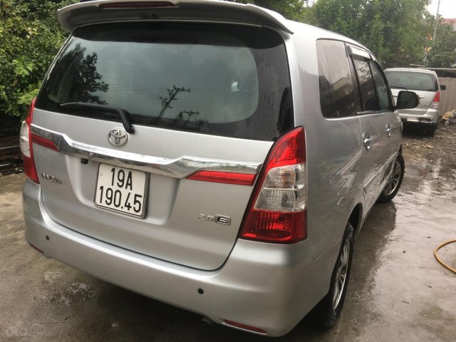 Cần bán Toyota Innova E đời 2015, màu bạc0