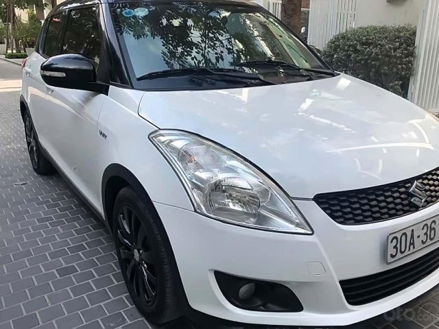 Cần bán gấp Suzuki Swift sản xuất 2014, màu trắng0