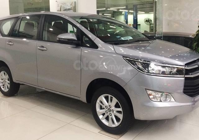 Ưu đãi cực sốc - Giảm giá cuối năm - Nhận quà chính hãng khi mua chiếc xe Toyota Innova 2.0E MT, màu bạc