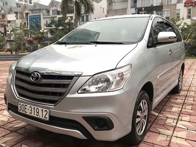 Cần bán Toyota Innova 2.0E sản xuất 2016, màu bạc0