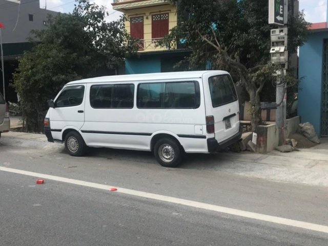 Cần bán xe Toyota Hiace năm sản xuất 2002, màu trắng