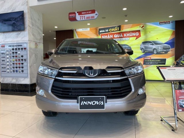 Cần bán Toyota Innova đời 2020, màu ghi vàng0