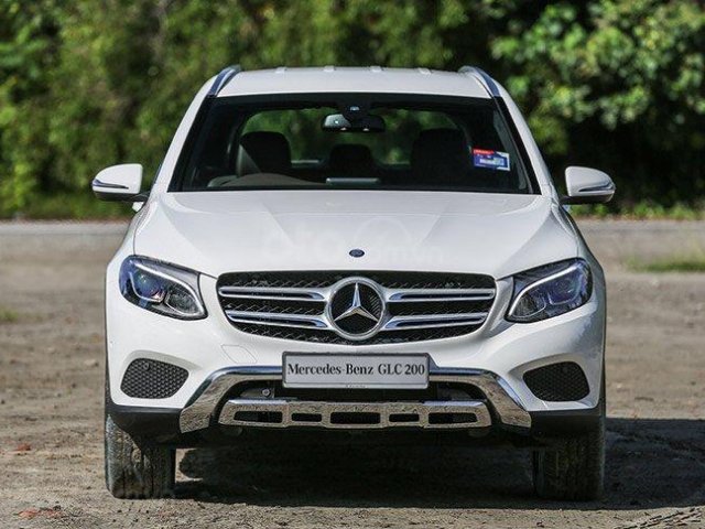 Bán ưu đãi nhân dịp đầu năm mới chiếc xe Mercedes-Benz GLC 200, sản xuất 2019, màu trắng0