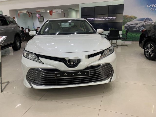 Cần bán Toyota Camry 2.5Q năm 2019, màu trắng, xe nhập