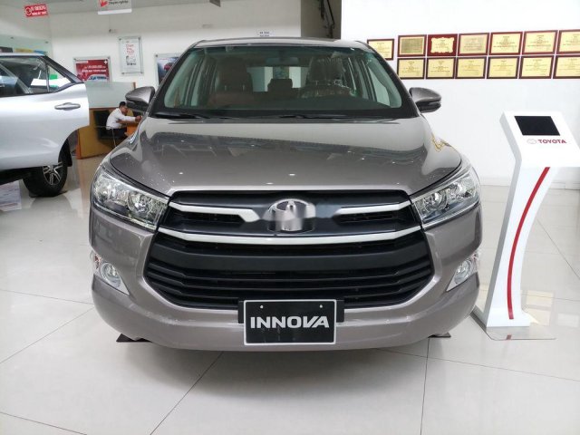 Bán ô tô Toyota Innova sản xuất năm 2020, màu ghi vàng 