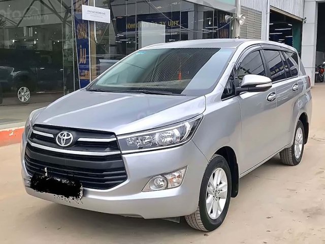 Cần bán xe cũ Toyota Innova 2.0E đời 2017, màu bạc0