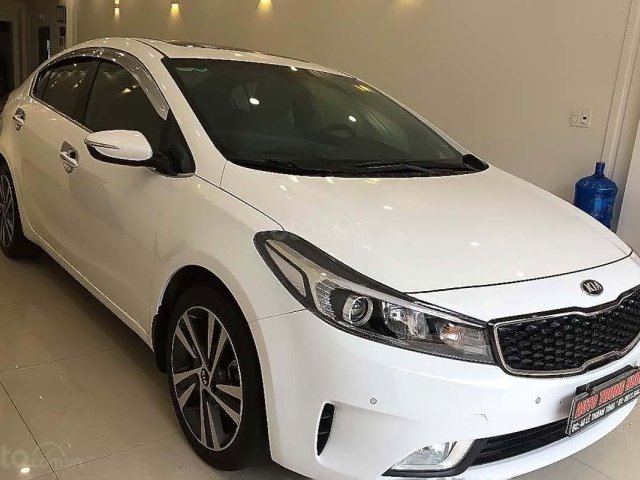 Cần bán gấp Kia Cerato 1.6AT năm sản xuất 2017, màu trắng, 560tr0