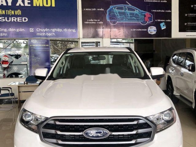 Cần bán Ford Everest 4X2 MT năm 2018, màu trắng giá cạnh tranh