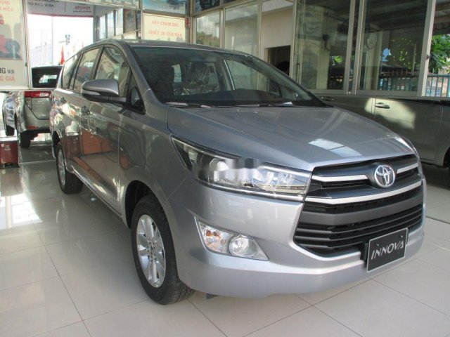 Cần bán Toyota Innova 2020, màu bạc0