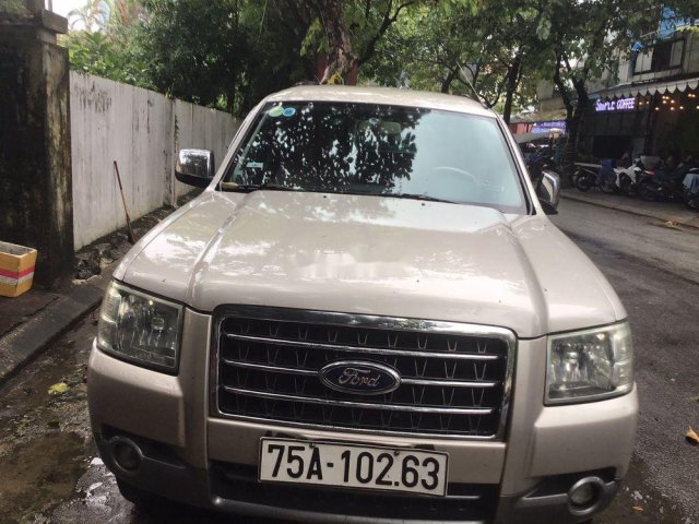 Cần bán gấp Ford Everest năm sản xuất 2008, màu vàng0