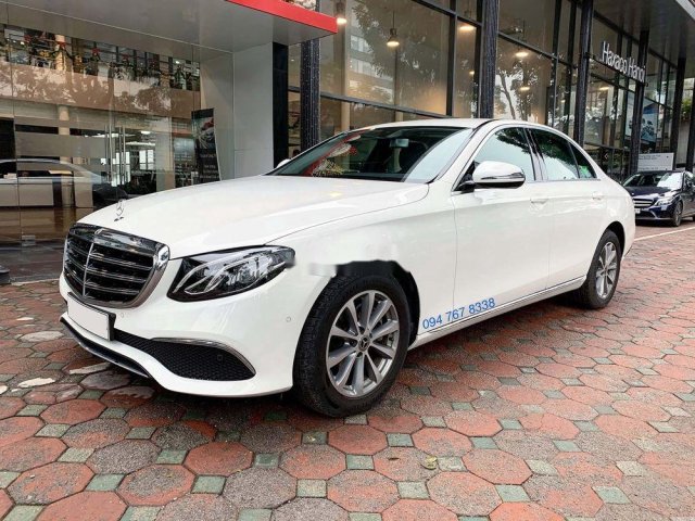 Bán Mercedes E200 sản xuất 2019, màu trắng