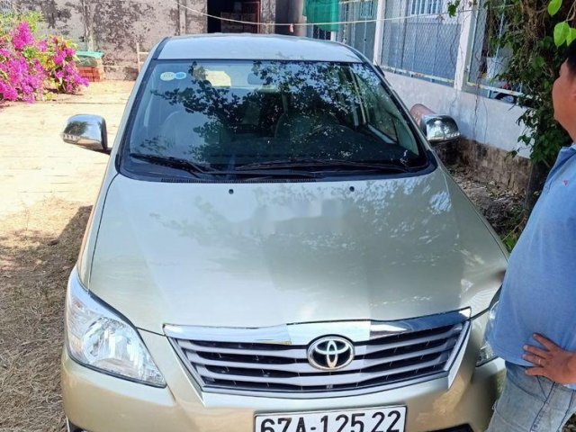 Cần bán lại xe Toyota Innova 2.0 sản xuất năm 2012, màu ghi vàng, giá tốt