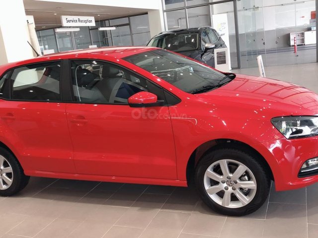 (VW Sài Gòn) Polo Hatchback màu đỏ tươi, giao ngay. Xe phù hợp phụ nữ đi chợ + Vay 90%0