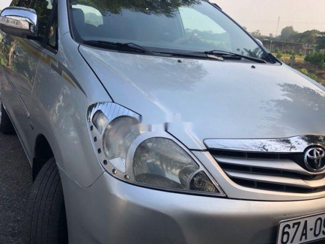 Cần bán xe Toyota Innova G đời 2011, màu bạc, giá chỉ 350 triệu0