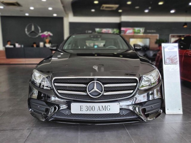 Cần bán lại xe Mercedes E300 sản xuất năm 2019, màu đen