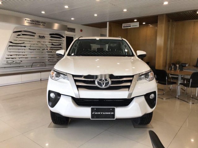 Bán xe Toyota Fortuner sản xuất 2020, màu trắng, giá 983tr