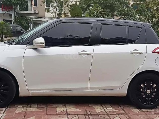 Cần bán xe Suzuki Swift đời 2015, màu trắng