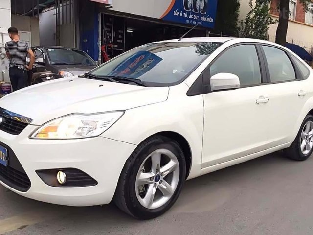 Bán Ford Focus 1.8 AT sản xuất 2012, màu trắng, chính chủ, giá tốt