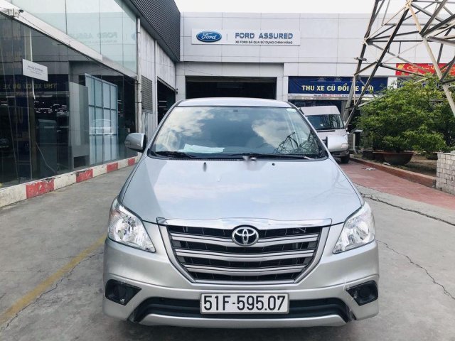 Bán Toyota Innova 2.0E MT năm sản xuất 2016, màu bạc xe gia đình, giá chỉ 549 triệu