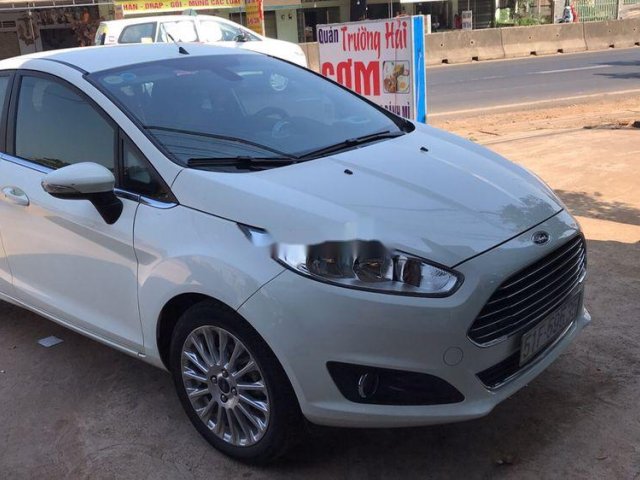 Bán Ford Fiesta năm sản xuất 2016, màu trắng như mới