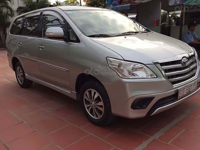 Bán Toyota Innova 2.0E năm sản xuất 2016, màu bạc ít sử dụng