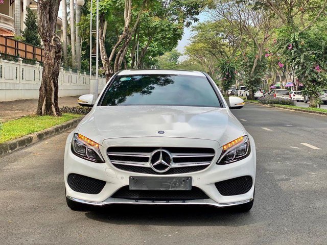 Cần bán gấp Mercedes sản xuất 2017, màu trắng