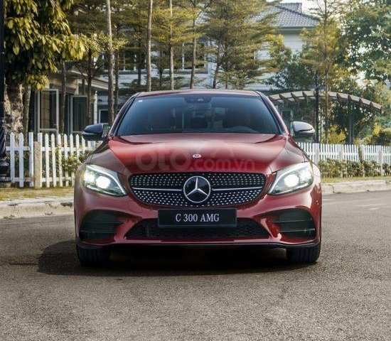 Bán ô tô Mercedes-Benz C300 sản xuất 2019, màu đỏ