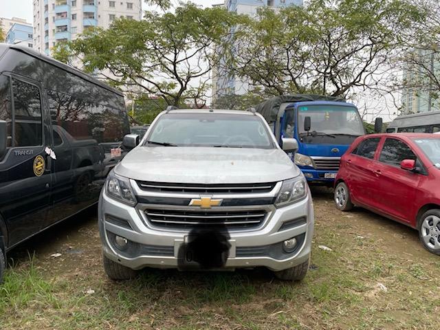 Cần bán xe Chevrolet Colorado sản xuất 2017, màu bạc0