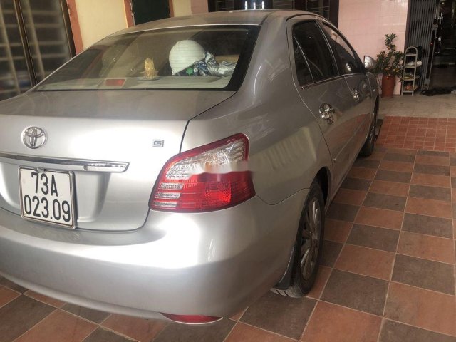 Cần bán gấp Toyota Vios năm 2013, màu bạc như mới0