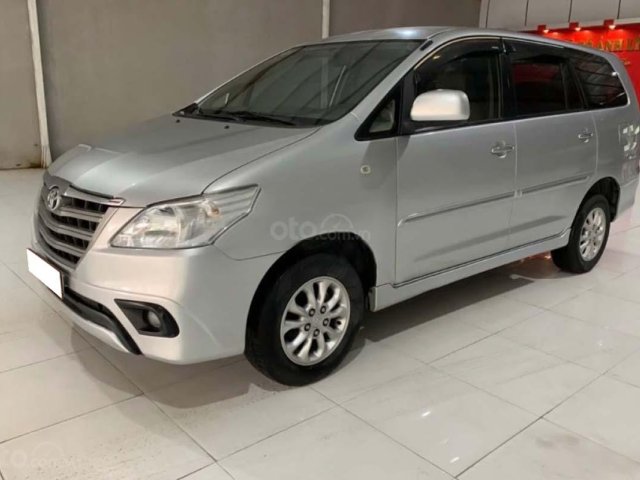 Bán Toyota Innova 2.0E đời 2014, màu bạc số sàn, giá tốt