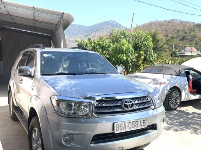 Cần bán Toyota Fortuner 2010 2.5G, số sàn, máy dầu, màu bạc