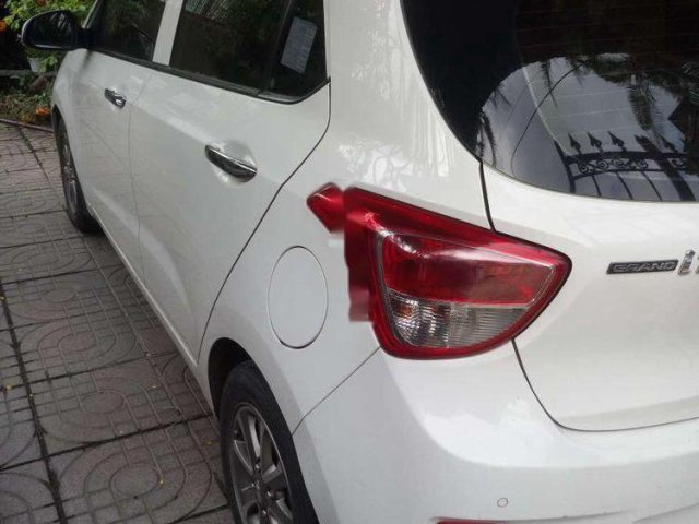 Cần bán xe Hyundai Grand i10 đời 2015, màu trắng, nhập khẩu nguyên chiếc xe gia đình0