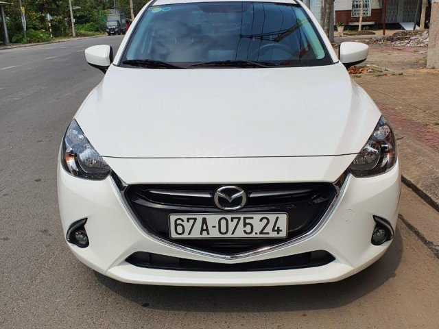 Bán Mazda 2 sedan 1.5AT màu trắng số tự động sản xuất 2018 đi 5200km0