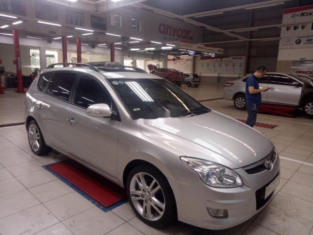 Cần bán Hyundai i30 năm sản xuất 2009, màu bạc0