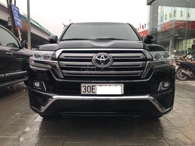 Bán Toyota Land Cruiser VX V8 sản xuất 2016, model 2017, màu đen, nội thất đen. Xe chạy ít, còn rất mới0